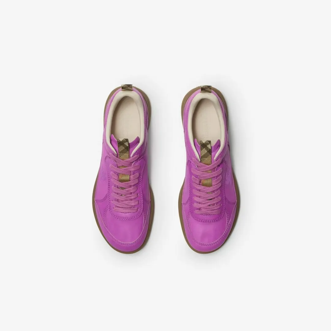 Men's Men's Shoes 💰440 [New Style] 🐝🐝Burberry - Burberr SU25 new MATRIX retro sneakers ♞size; 38-44 (45 customized) calfskin The main style of the summer fashion show, retro and casual, light and comfortable. Burberry made its debut at the brand's 2025 summer fashion show. Made of refined Italian leather with tonal topstitching details, it's inspired by sporty design. Paired with lightweight soles and Burberry check sneakers, they are embellished with embroidery of the brand's Equestrian Knight logo (EKD). - Lace-up design - EKD embroidery on the side - EKD embroidery on the sole